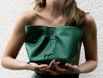the essential pouch vert nubuck